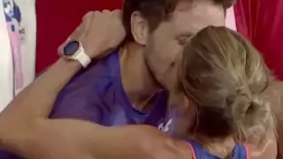 La atleta cruzó en cuarto puesto, pero la propuesta de matrimonio se llevó la de Oro