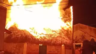 Voraz incendio consume vivienda en Buctzotz, Yucatán durante la madrugada de Navidad