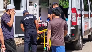 Mujer motociclista derrapa y termina sobre el pavimento con una fractura en José María Morelos