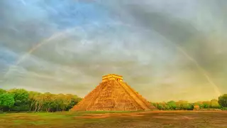 Captan arcoíris sobre el templo de Kukulcán en la zona arqueológica de Chichén Iztá 