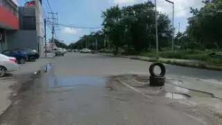 Baches y fuga de aguas negras: Cancunenses levantan la voz por falta de atención ante problemática