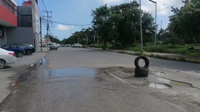 La problemática de los baches y aguas negras lleva desde hace años y sigue siendo ignorada por las autoridades