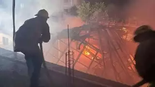 Fuego consume palapa abandonada en Holbox; vecinos evitan que las llamas se propaguen