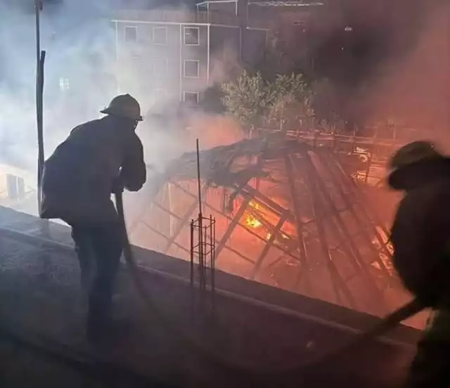 Vecinos al percatarse del humo, reaccionaron enseguida para evitar que el fuego se extendiera