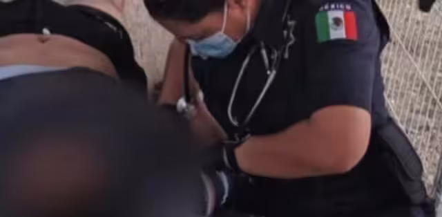 El silbante tuvo que ser atendido por paramédicos que posteriormente lo trasladaron a un hospital.