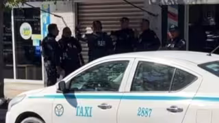La unidad fue asegurada por elementos policiacos que atendieron el reporte.