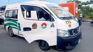 Conductor de “combi" en Cancún intenta ganar paso y choca; deja  ocho pasajeros lesionados 