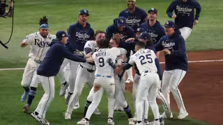 Los jugadores de Tampa celebraron la victoria en grande frente a su afición.
