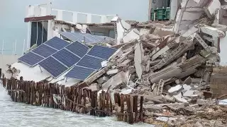Se desploma una casa en la orilla de la playa en Chuburná