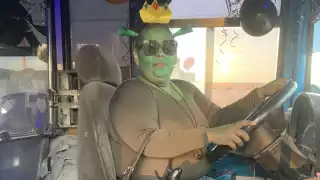 Conductora de la ruta "Cereso" se viste de 'Fiona buchona'.