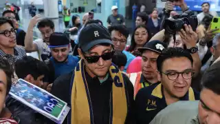 Afición de Pumas se da cita en AICM para recibir al arquero tico