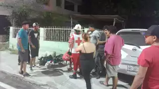 Motociclista termina con lesiones al ser impactado por un automóvil en Escárcega  