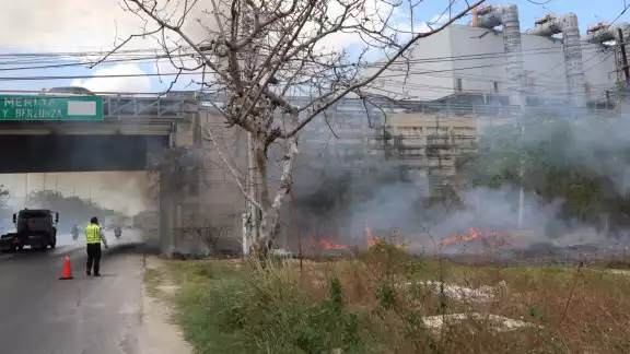 Se desconocen las causas del incendio en la salida a Umán Se desconocen las causas del incendio en la salida a Umán