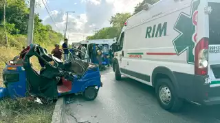 La unidad quedó completamente destrozada tras la colisión, en la Región 252. Personal forense trasladó el cuerpo al Semefo y el transporte fue remitido al corralón