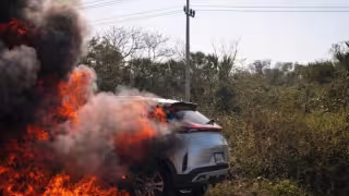 Un vehículo gris se incendió la mañana del sábado en la carretera federal 180.