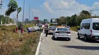 Accidente arruina vacaciones de Semana Santa: Familia se  vuelca en carretera Puerto Morelos-Cancún