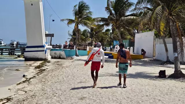 A pesar de la falta de las herramientas adecuadas, los elementos intentaron reanimar a un adulto mayor que sufrió un infarto durante un paseo de snorkel el viernes