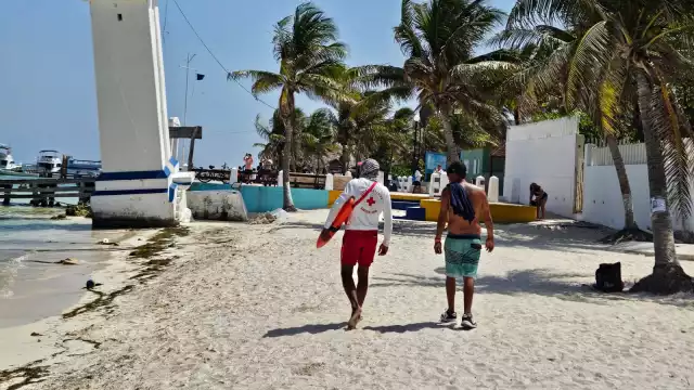 A pesar de la falta de las herramientas adecuadas, los elementos intentaron reanimar a un adulto mayor que sufrió un infarto durante un paseo de snorkel el viernes