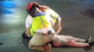 Paramédicos llegaron al lugar para atender al joven lesionado.