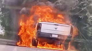 Camioneta se incendia en autopista El Tintal rumbo a Playa del Carmen
