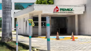 Carmen al borde del colapso por adeudos de Pemex