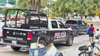 Roban con violencia un auto en estacionamiento de Puerto Morelos