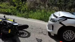 Accidente en la carretera: motociclista circulaba a exceso de velocidad