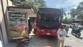 El chofer perdió el control de la unidad e impactó directo contra el paradero.