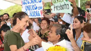 Ciudadanos llegaron con tiempo al Malecón Tajamar, para conseguir un sitio privilegiado y saludar a la Mandataria.