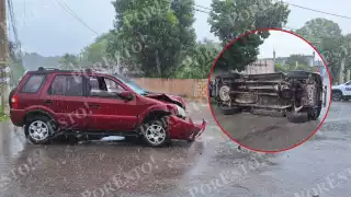 Debido a la fuerza del impacto, una de las unidades quedó volcada en el pavimento