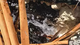 Además de la fuga de agua, se reportó un hundimiento