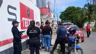 Se cree que los asaltantes lo esperan fuera del banco, ya que en cuanto salió le obligaron a retirar el dinero