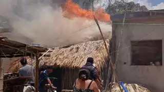 Mega incendio reduce a cenizas cuatro cocinas tradicionales de huano en Peto 