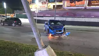 Debido a su estado de ebriedad, logró ocasionar dañar en vía pública al subirse al camellón y dañar un poste de luz