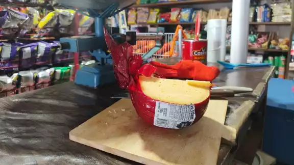 El precio de una pieza de queso de bola pasó de 340 a 420 pesos.