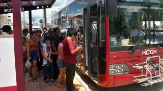 Los usuarios hicieron largas filas para abordar el camión; además, hubo tráfico vehicular.