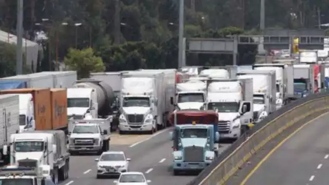 Pobladores del municipio poblano de Tlahuapan cumplen más de 20 horas del bloqueo a la autopista México-Puebla en demanda de pago justo a la expropiación de sus tierras