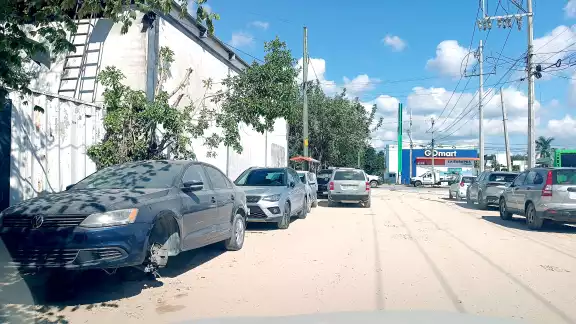 Reclaman vecinos de La Veleta, sobre las calles convertidas en basureros por mecánicos y herreros Reclaman vecinos de La Veleta, sobre las calles convertidas en basureros por mecánicos y herreros