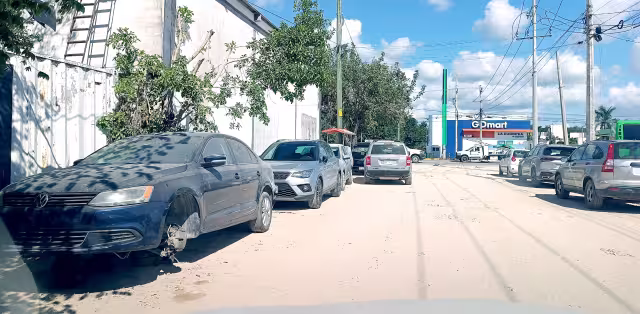 Reclaman vecinos de La Veleta, sobre las calles convertidas en basureros por mecánicos y herreros