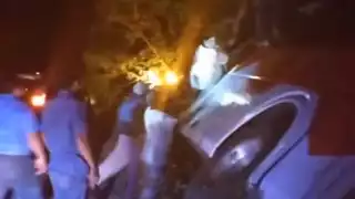 La unidad de transporte terminó con severos daños; los pasajeros fueron rescatados.