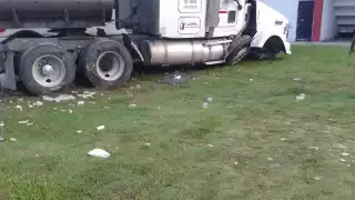 Presuntamente el chofer de un tráiler se quedaba dormido