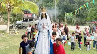 En un ambiente de fe y regocijo, la venerada imagen fue bajada de su nicho, marcando así el inicio de sus festejos patronales