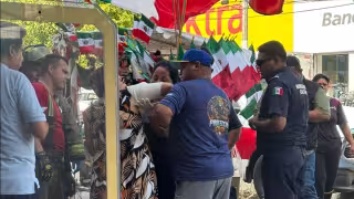 Varilla de puesto ambulante de banderitas en Cancún se encajó en el brazo de mujer