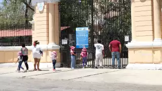 Familias se quedan con las ganas de visitar el Centenario de Mérida; no sabían que estaba cerrado