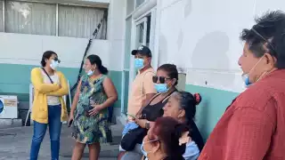 Trabajadores del Hospital Rural IMSS-Bienestar "María del Socorro Quiroga Aguilar" se manifestaron para exigir el pago de su aguinaldo