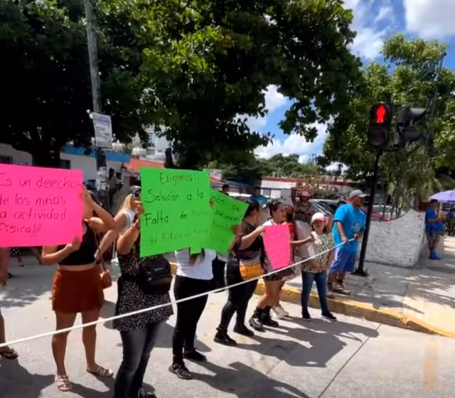 Playa del Carmen: Padres de familia bloquean calle ante la falta de profesor en primaria