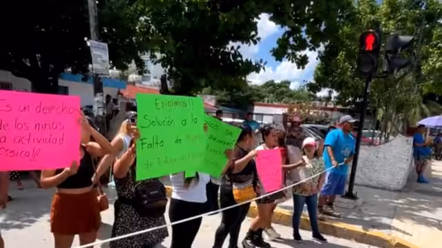 Playa del Carmen: Padres de familia bloquean calle ante la falta de profesor en primaria