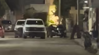 Camionetas de las autoridades llegaron al lugar de los hechos para el operativo.