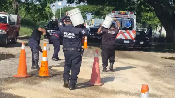 Camioneta vierte 800 litros de combustible en la calle 28 con 25, ocasiona accidentes y deja heridos