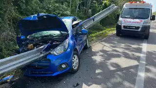 Conductor sobrevive tras chocar contra una  valla de contención en la vía Mérida-Playa del Carmen